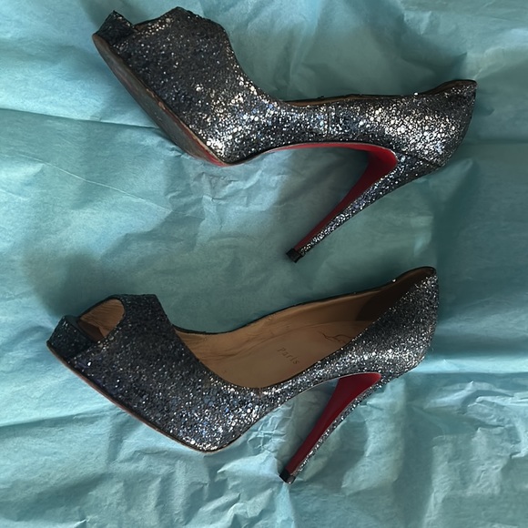 LOUIS VUITTON, BLACK SEQUINS OPEN TOE HEELS 40 1/2 with original red bag - Picture 2 of 13